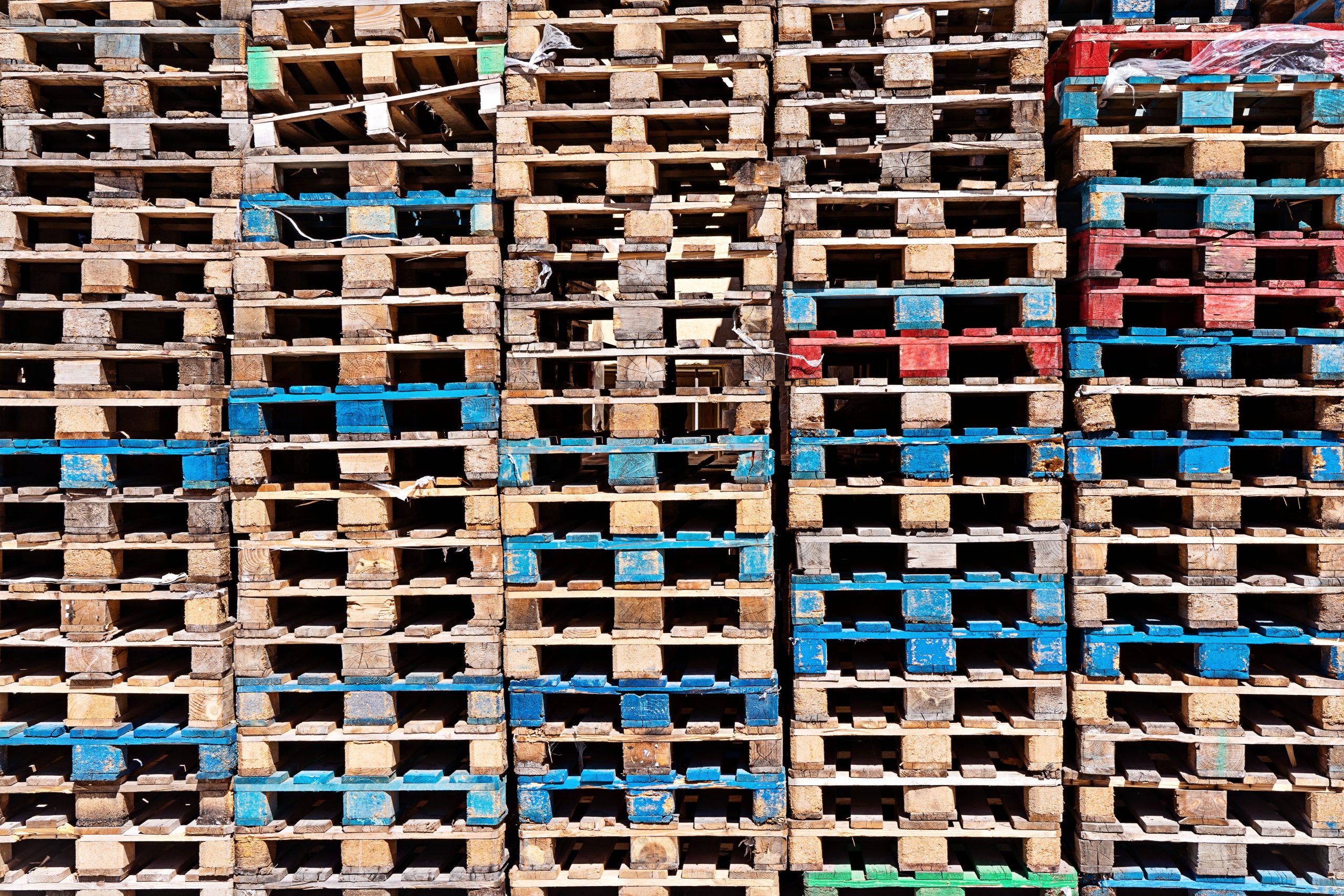 What Are the Benefits of Medium Weight Euro Pallets?